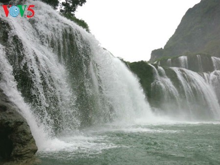 Ban Gioc Waterfall - the largest natural waterfall in Southeast Asia - ảnh 4